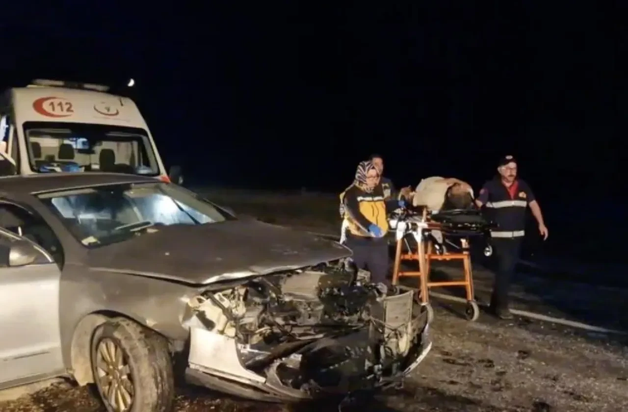 Çorum'da iki otomobil kafa kafaya çarpıştı: Yaralılar var