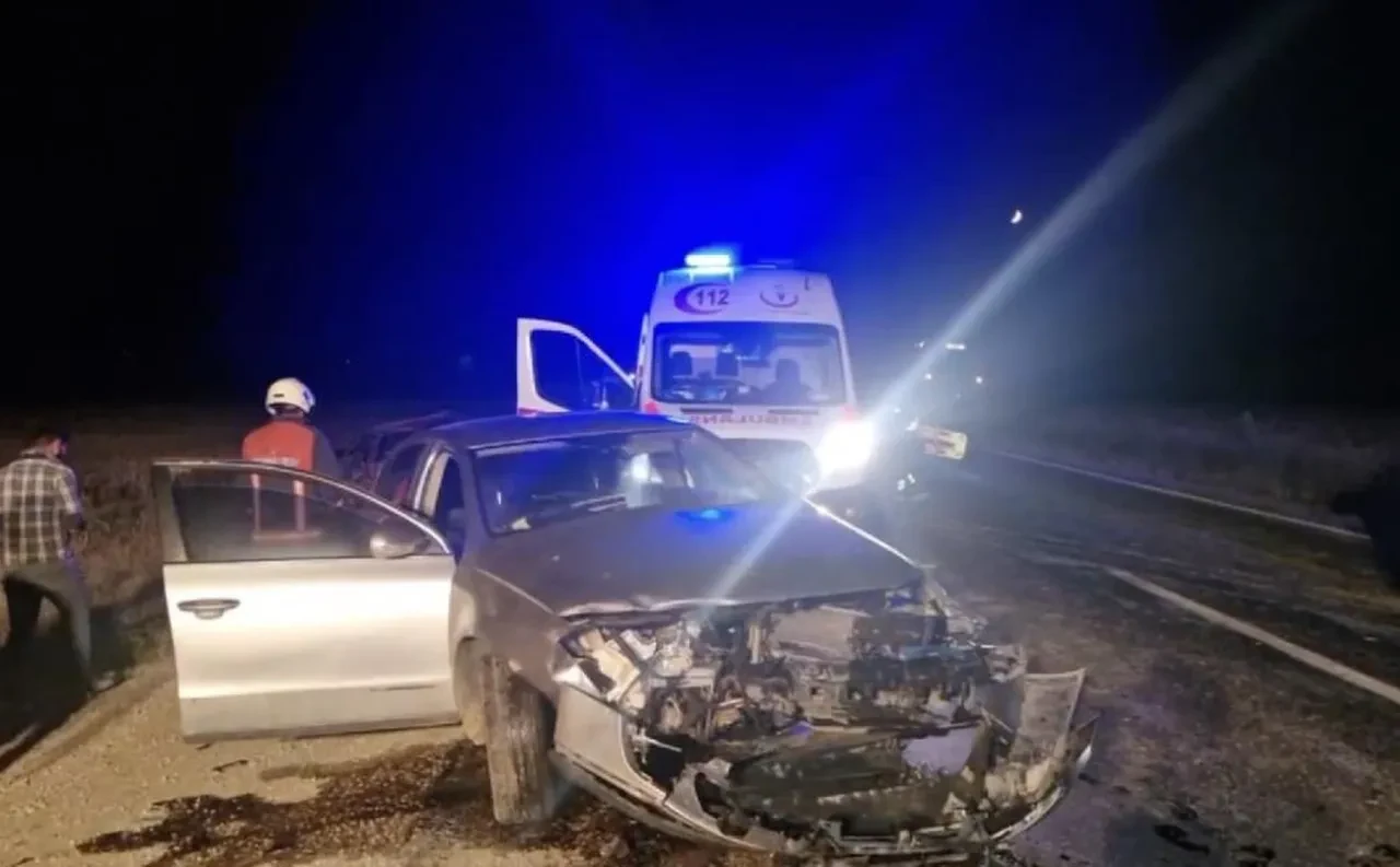 Çorum'da iki otomobil kafa kafaya çarpıştı: Yaralılar var