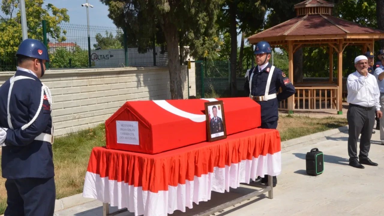 Edirne’de feci kaza! Astsubay ve 5 aylık hamile kadın hayatını kaybetti