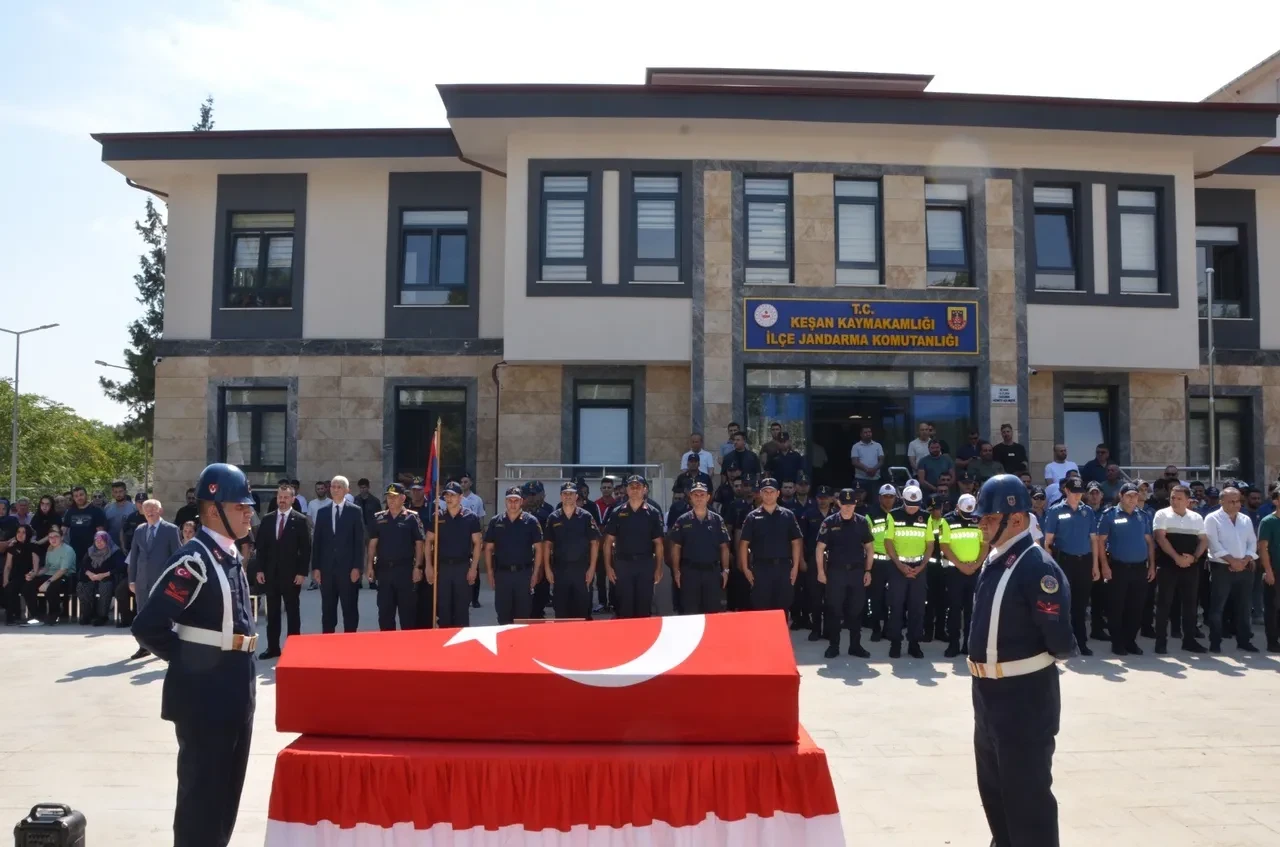 Edirne’de feci kaza! Astsubay ve 5 aylık hamile kadın hayatını kaybetti