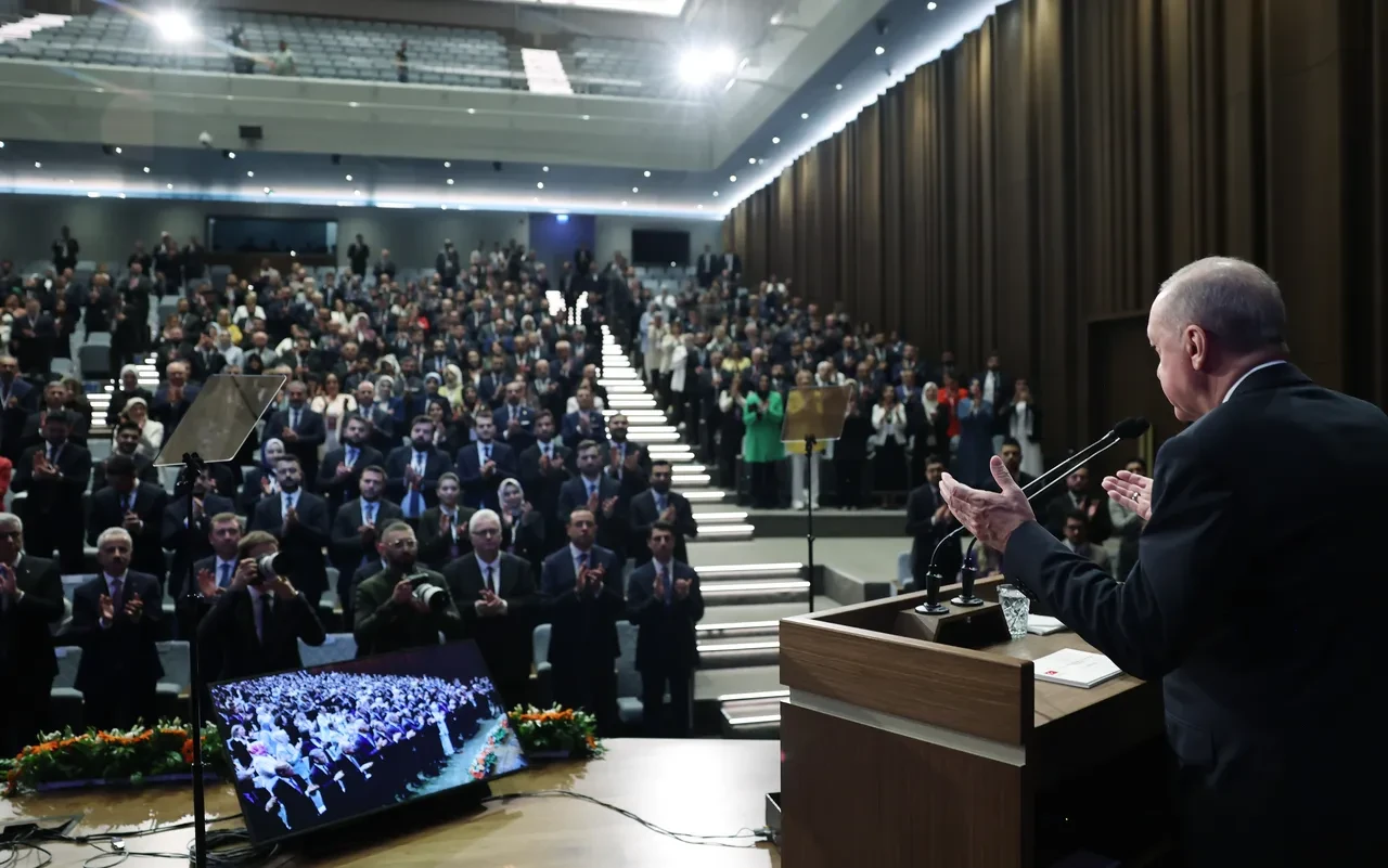 Erdoğan, Yerlikaya'nın konuşması nedeniyle mi toplantıdan ayrıldı? Açıklama var