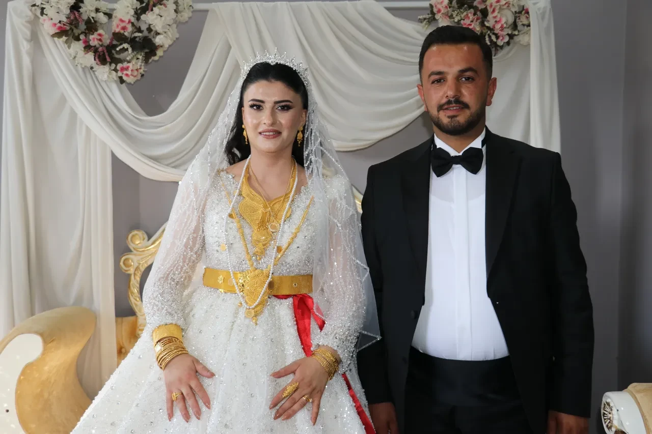 Gelin ve damada takılanlar dudak uçuklattı! Kilolarca altın, deste deste para...