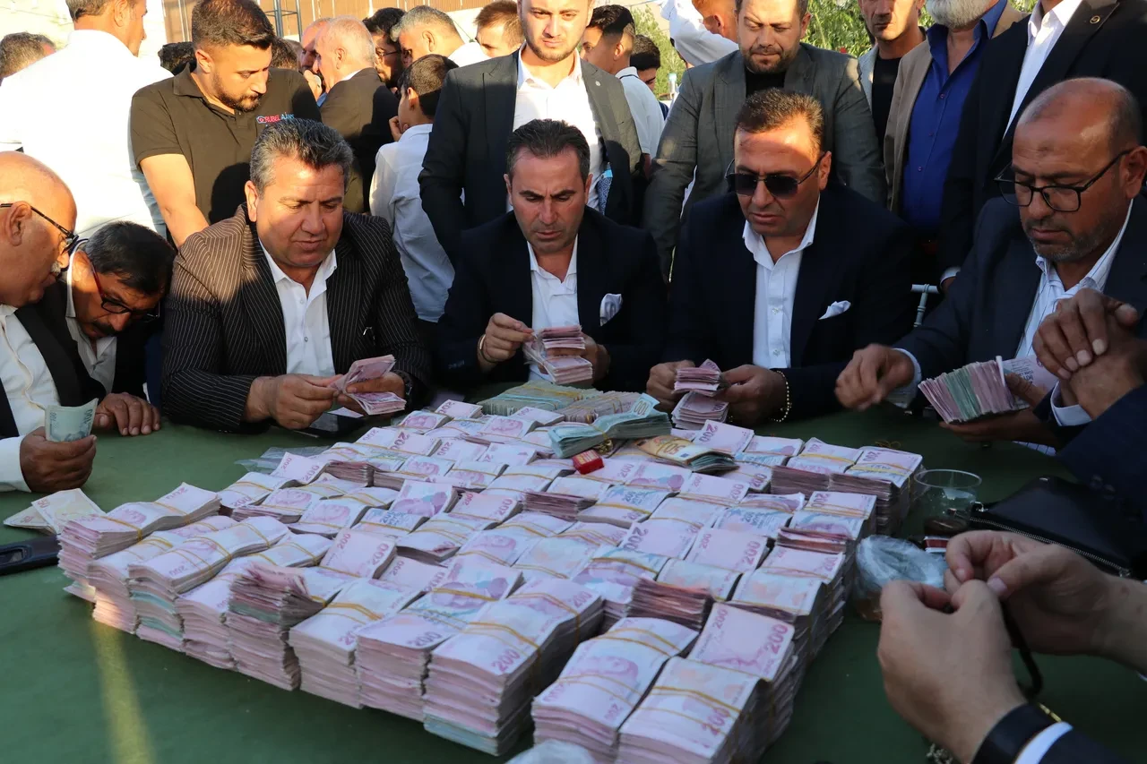 Gelin ve damada takılanlar dudak uçuklattı! Kilolarca altın, deste deste para...