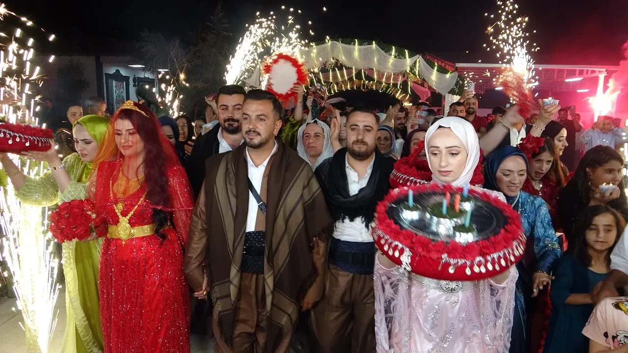 Gelin ve damada takılanlar dudak uçuklattı! Kilolarca altın, deste deste para...