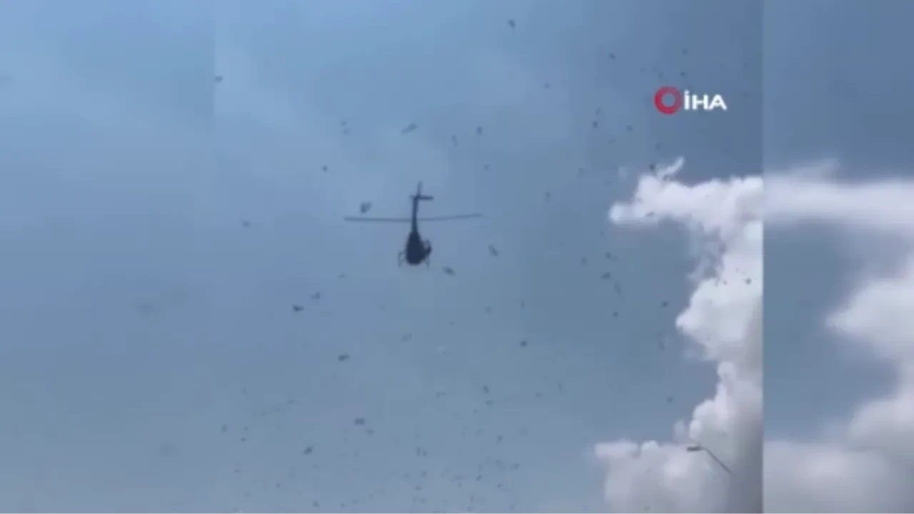 Helikopterden para yağdırdılar: Araçlarından inip topladılar