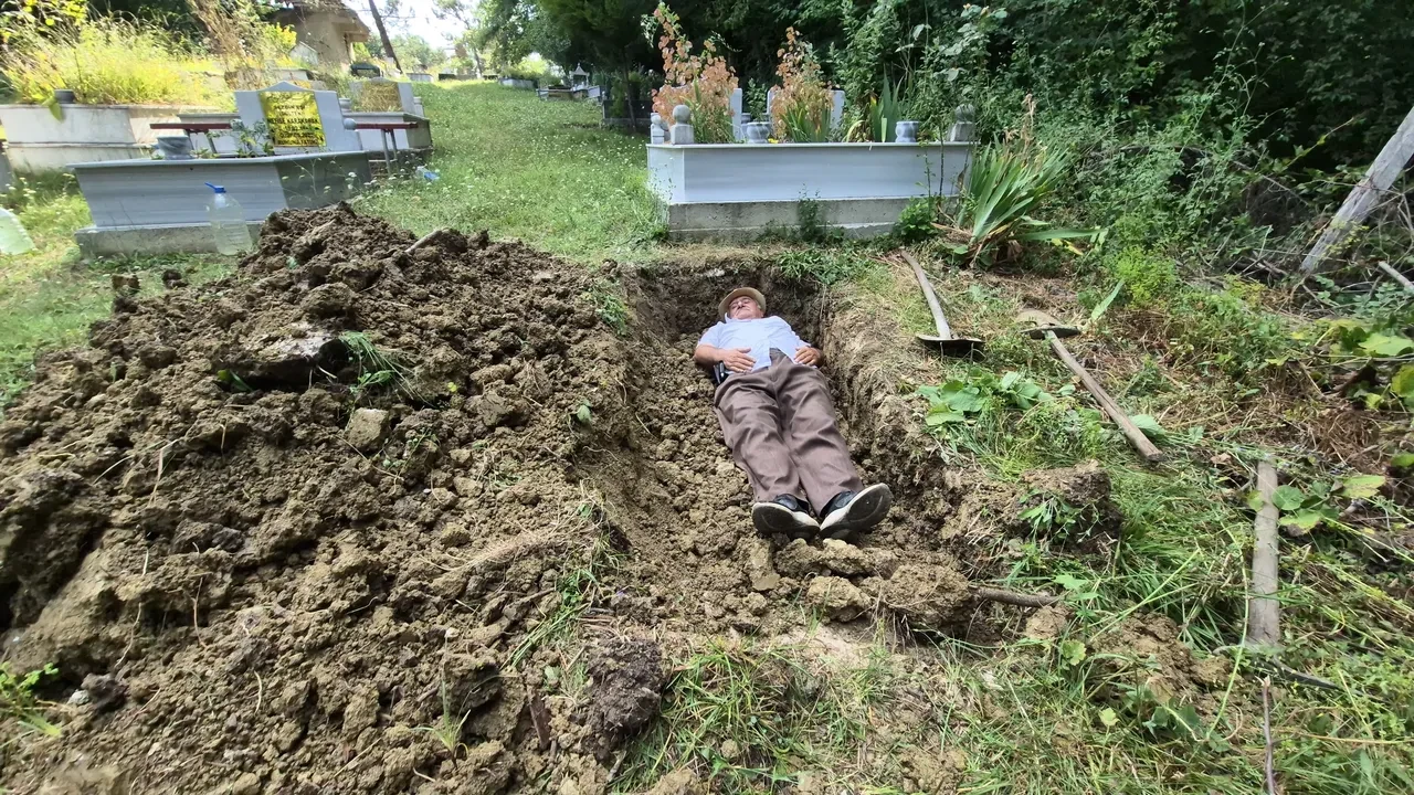 Her hafta kendi mezarını ziyaret ediyor: Nedenini duyan şaşıp kalıyor 