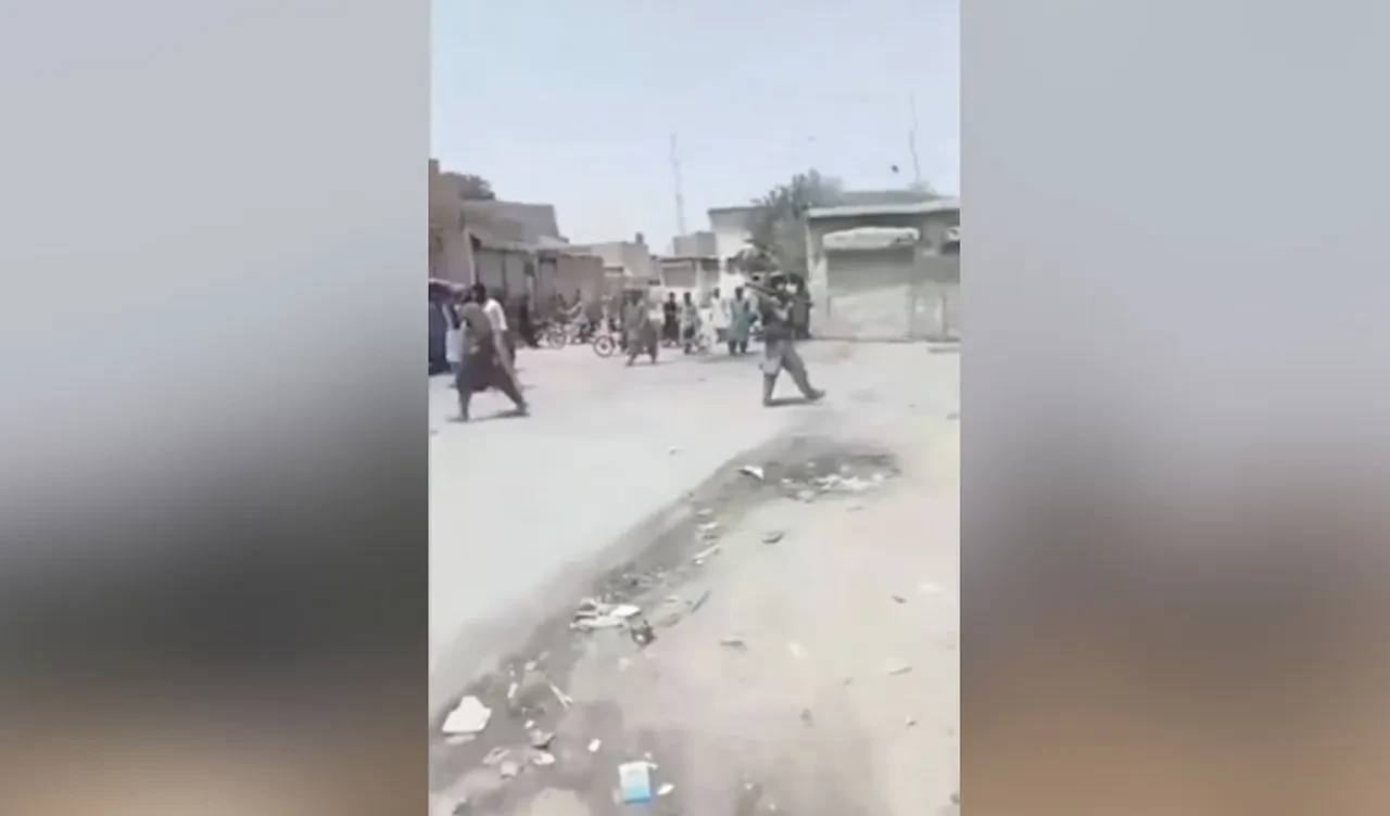 Karakola roketatarlı baskın! Pakistan karıştı: 2 banka ateşe verildi, ölü ve yaralılar var