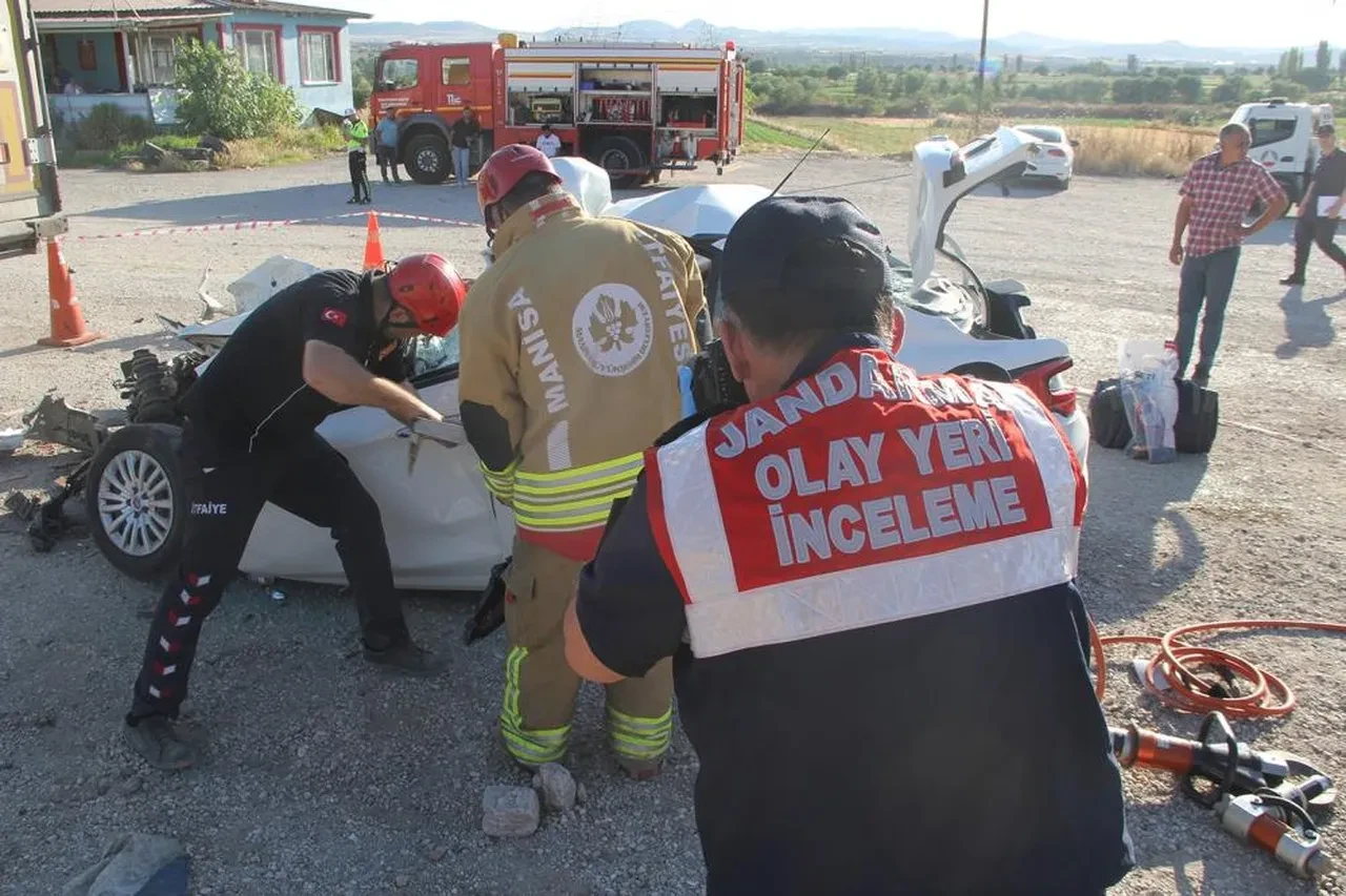 Manisa'da katliam gibi kaza! Bir aile yok oldu: Dehşet anları kamerada