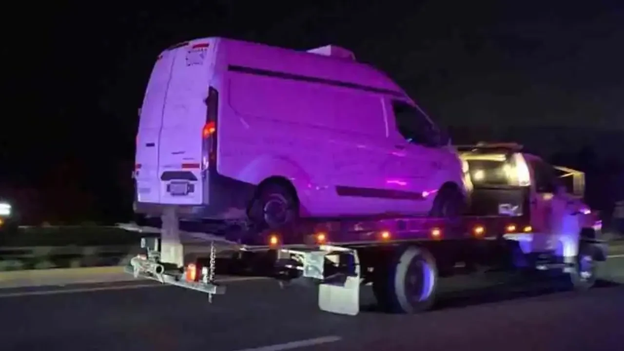 Otoyolda korkunç manzara! Kafalarını kestikleri cesetleri köprüye astılar