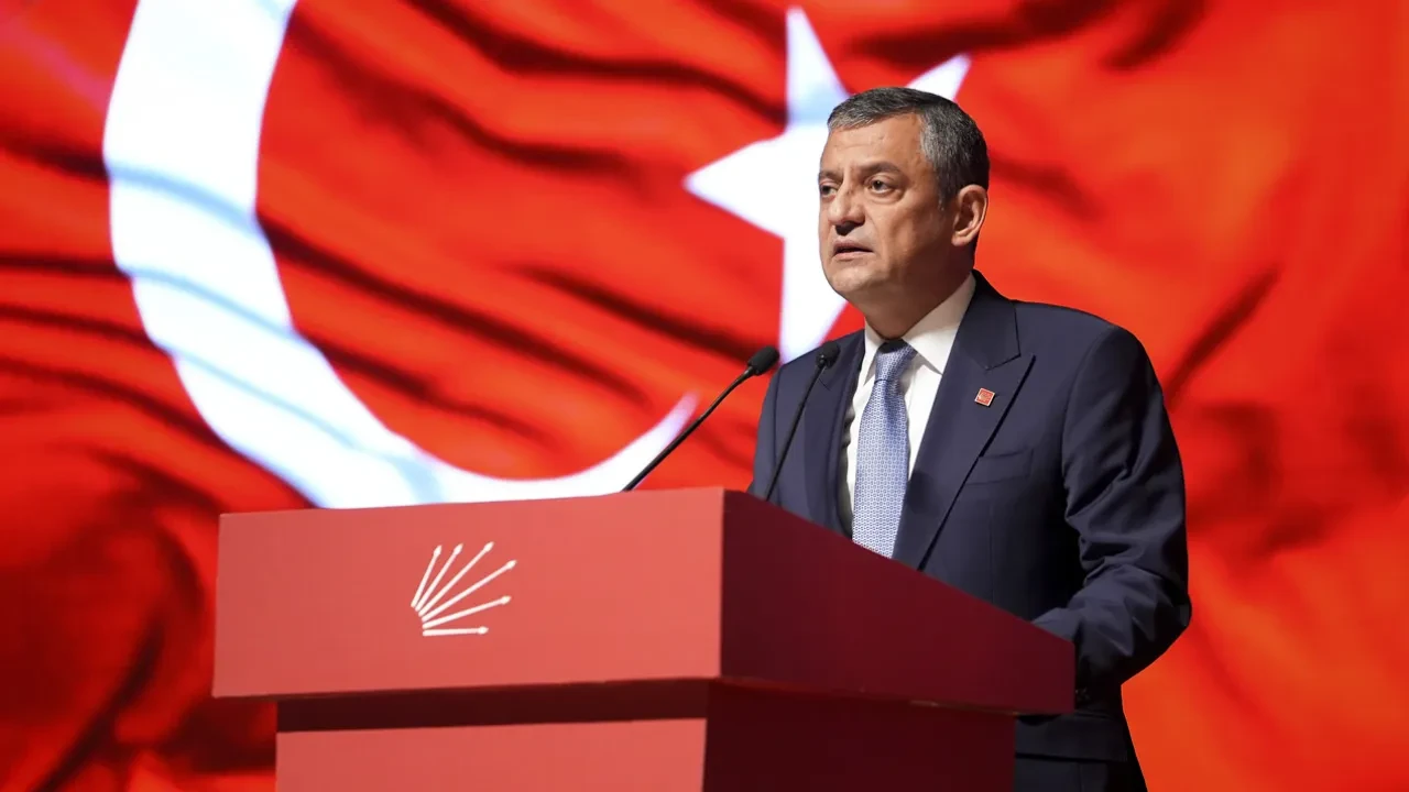 Özgür Özel'den tepki çeken Leman karikatürüne tartışılacak yorum