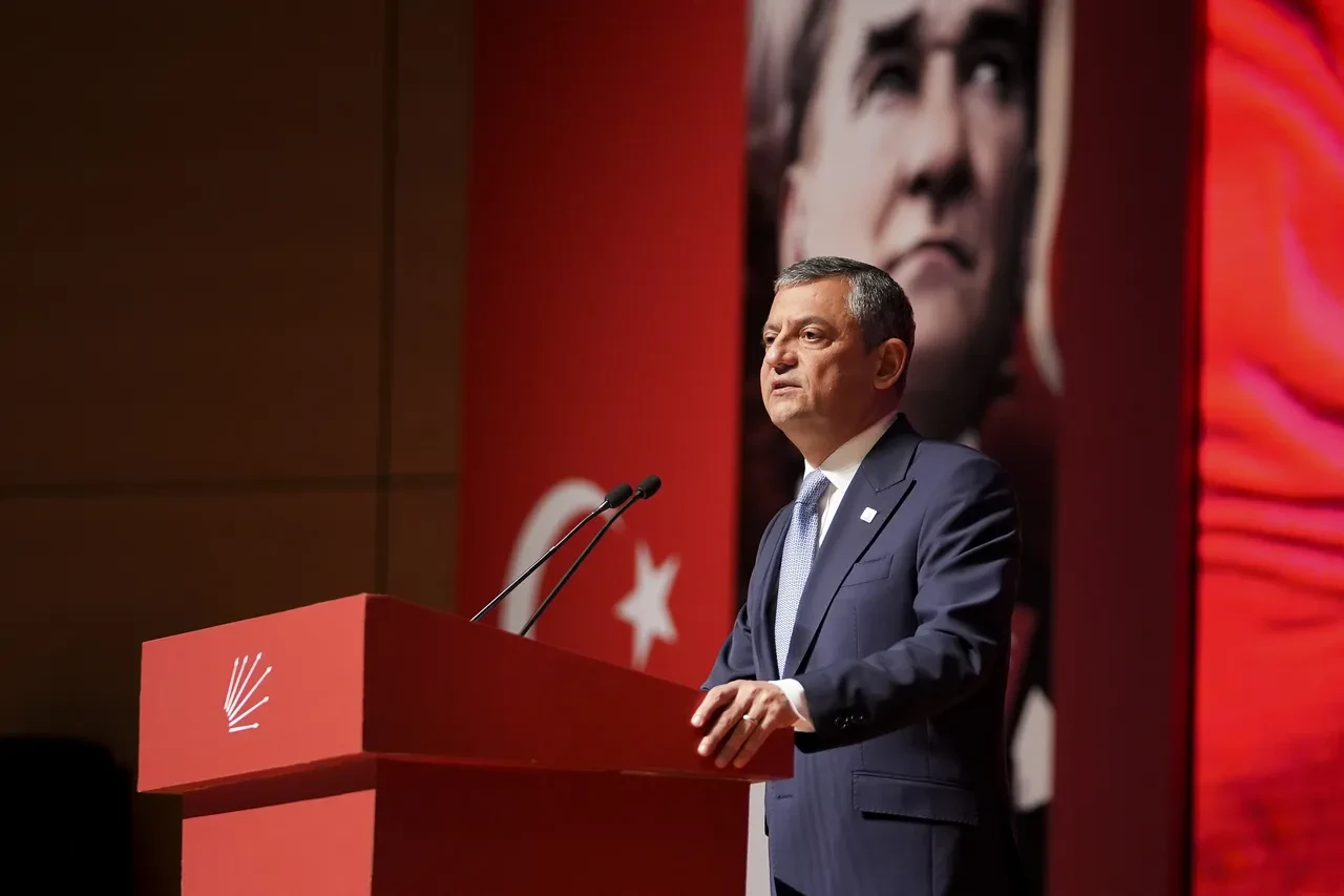 Özgür Özel'den tepki çeken Leman karikatürüne tartışılacak yorum