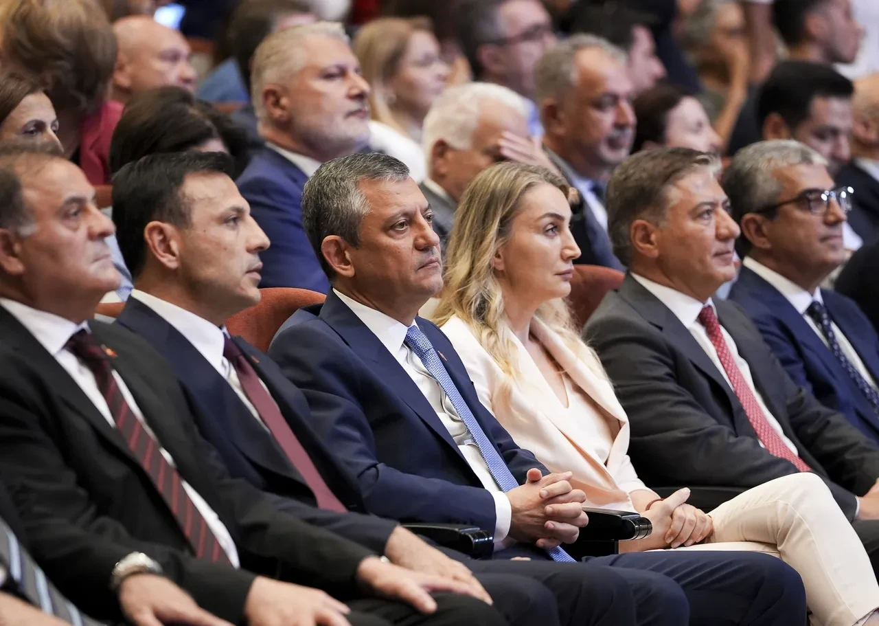 Özgür Özel'den tepki çeken Leman karikatürüne tartışılacak yorum