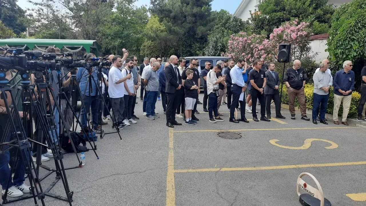 Sabri Ugan son yolculuğuna uğurlandı! Sevenleri gözyaşlarına hakim olamadı