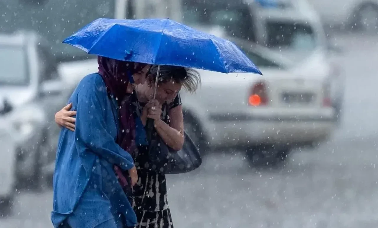 Temmuz ayı yağış ile başlıyor! Meteoroloji İstanbul dahil birçok il için saat verdi