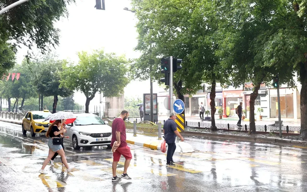Temmuz ayı yağış ile başlıyor! Meteoroloji İstanbul dahil birçok il için saat verdi