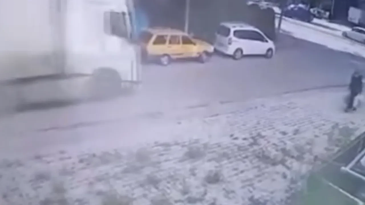 Tırın dorsesine araç takıldı, metrelerce sürüklendi