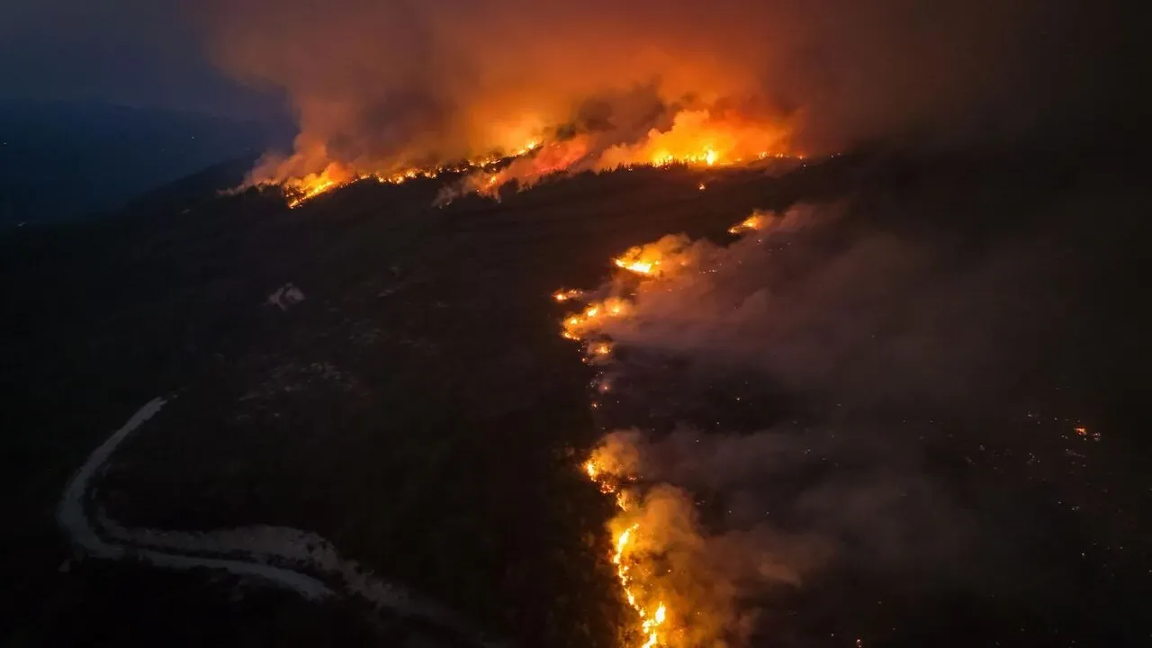 Yangın savaşçılarının ölüm kalım savaşı kamerada! 'Allah'ım sen bize yardım et'