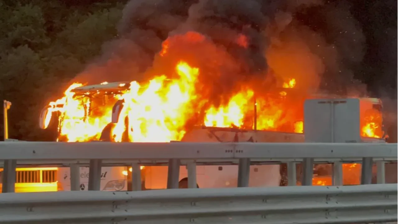 38 yolcusu bulunan otobüs alev alev yandı!