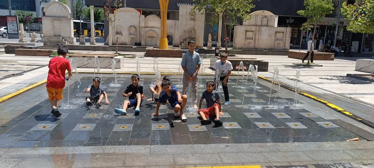 45 dereceyi gören sıcaklıkta vatandaşlardan ilginç serinleme yöntemi