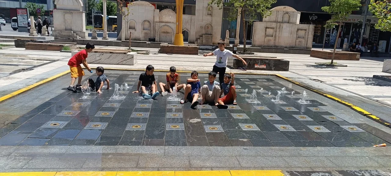 45 dereceyi gören sıcaklıkta vatandaşlardan ilginç serinleme yöntemi