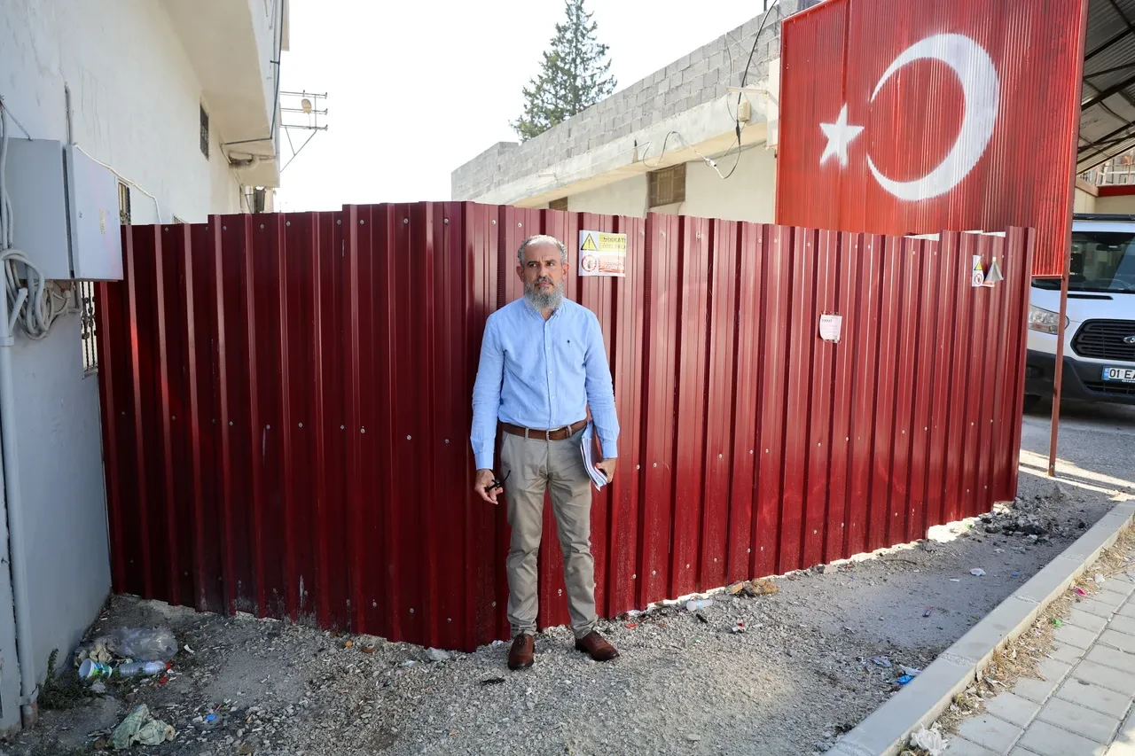 Adana'da ilginç olay! Sokağın girişini kapattı: 'Tapulu arazim'