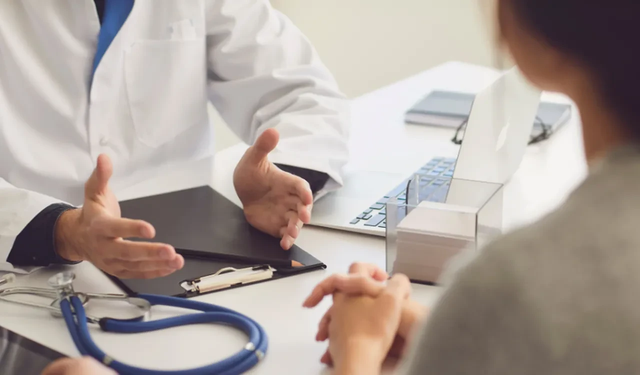 Aile hekimliğinde kritik değişiklik! Maaş kesintisi için süre 1 yıla uzadı: Resmi Gazete’de yayımlandı