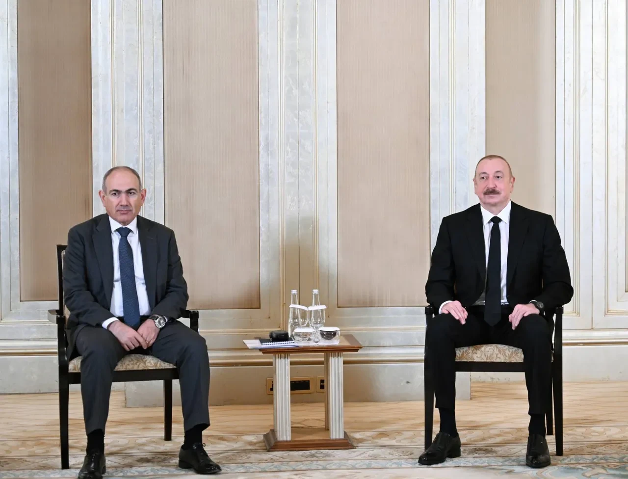 Aliyev ve Paşinyan Abu Dabi'de bir araya geldi! Masada barış var