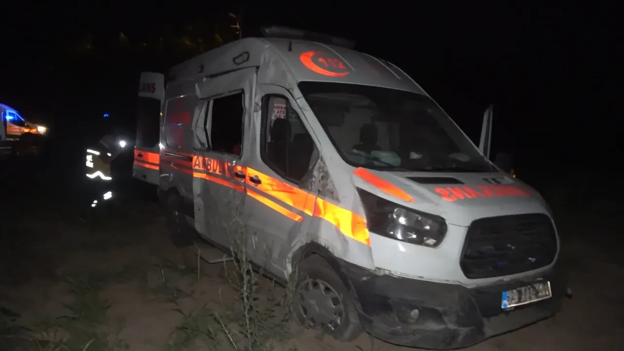 Ambulans şarampole uçtu: 2 yaralı