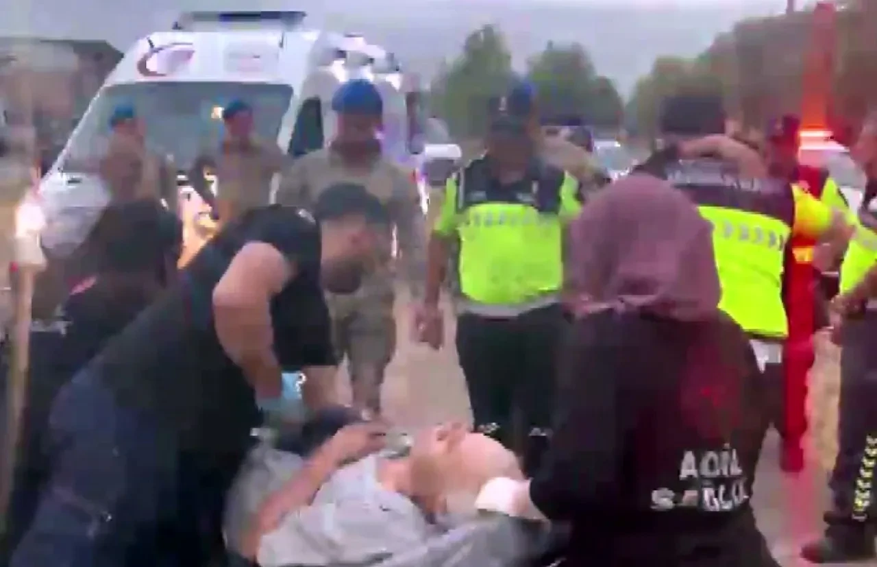 Aracını ve eşini otoyolda bırakıp ortadan kayboldu! Ormanlık alanda bulunan yaşlı adamdan acı haber