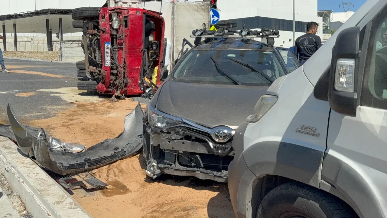 Başakşehir'de ortalık savaş alanına döndü! 9 araca çarptıktan sonra devrildi: Yaralılar var