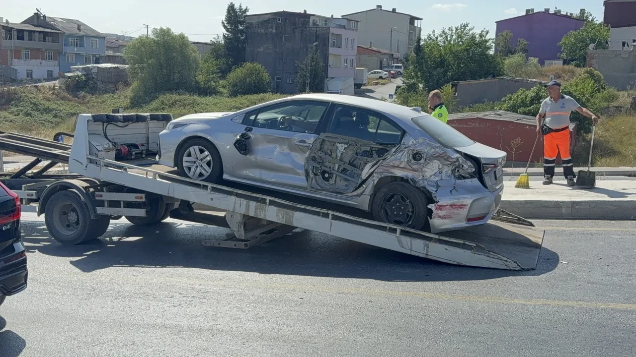 Başakşehir'de ortalık savaş alanına döndü! 9 araca çarptıktan sonra devrildi: Yaralılar var