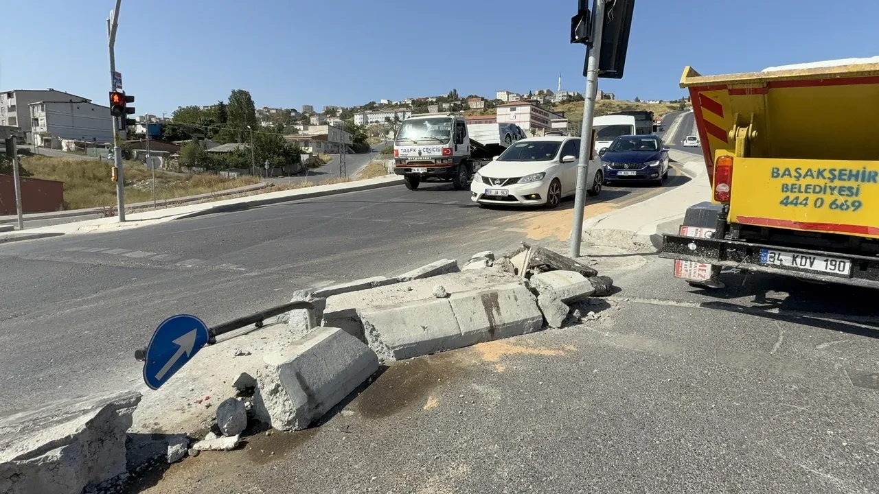 Başakşehir'de ortalık savaş alanına döndü! 9 araca çarptıktan sonra devrildi: Yaralılar var