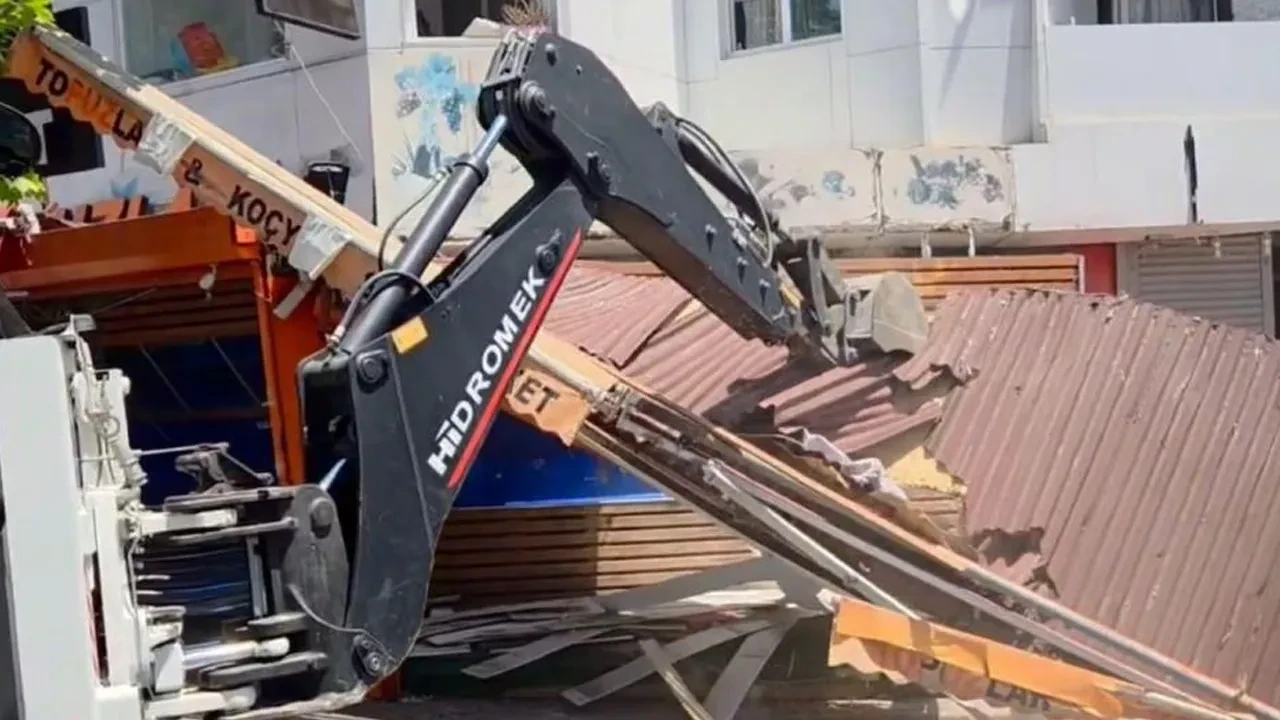 Bıçaklı kavgaya neden olmuştu! Kepçeyle yerle bir edildi