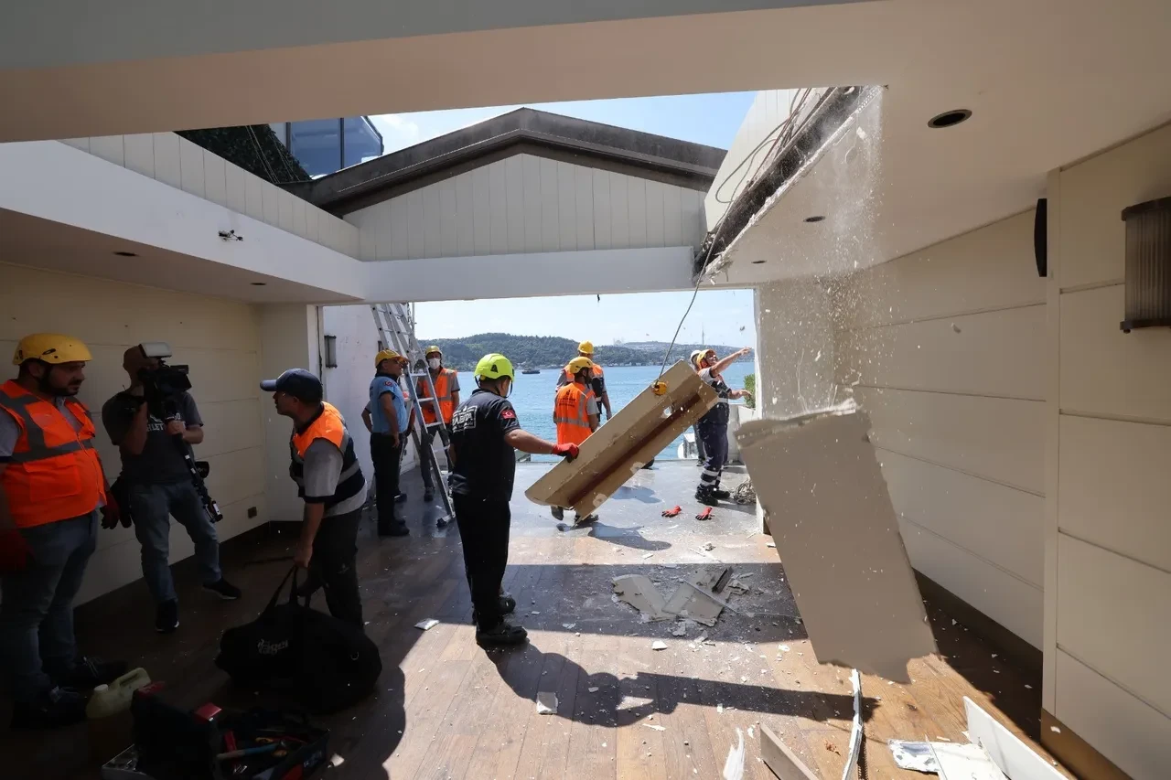  Boğaz'daki kaçak yapılara ilk kepçe vuruldu! Lüks yıkım başladı 