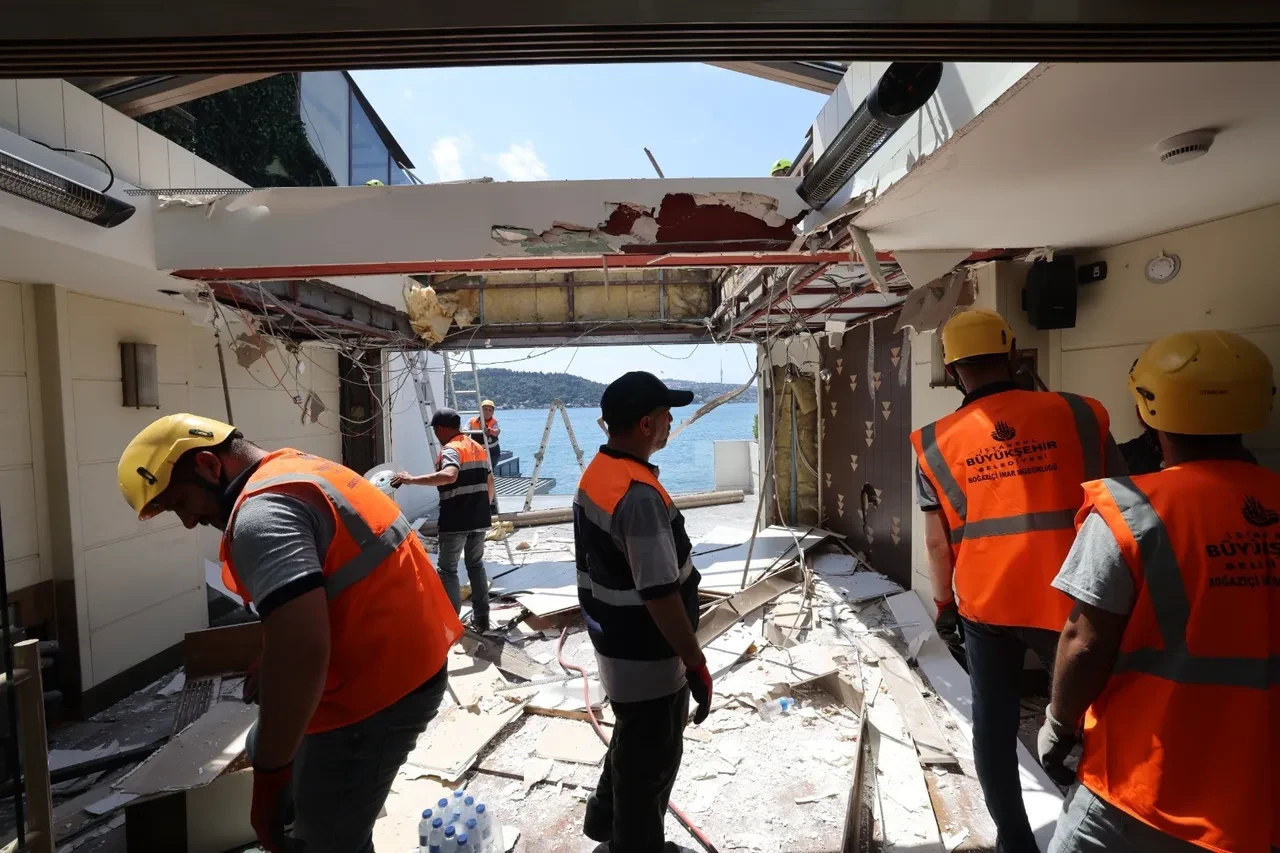  Boğaz'daki kaçak yapılara ilk kepçe vuruldu! Lüks yıkım başladı 