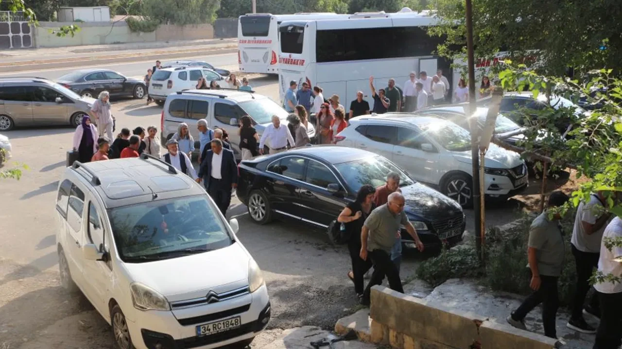 DEM Parti Heyeti Diyarbakır'dan Kuzey Irak'a 4 otobüsle geçti