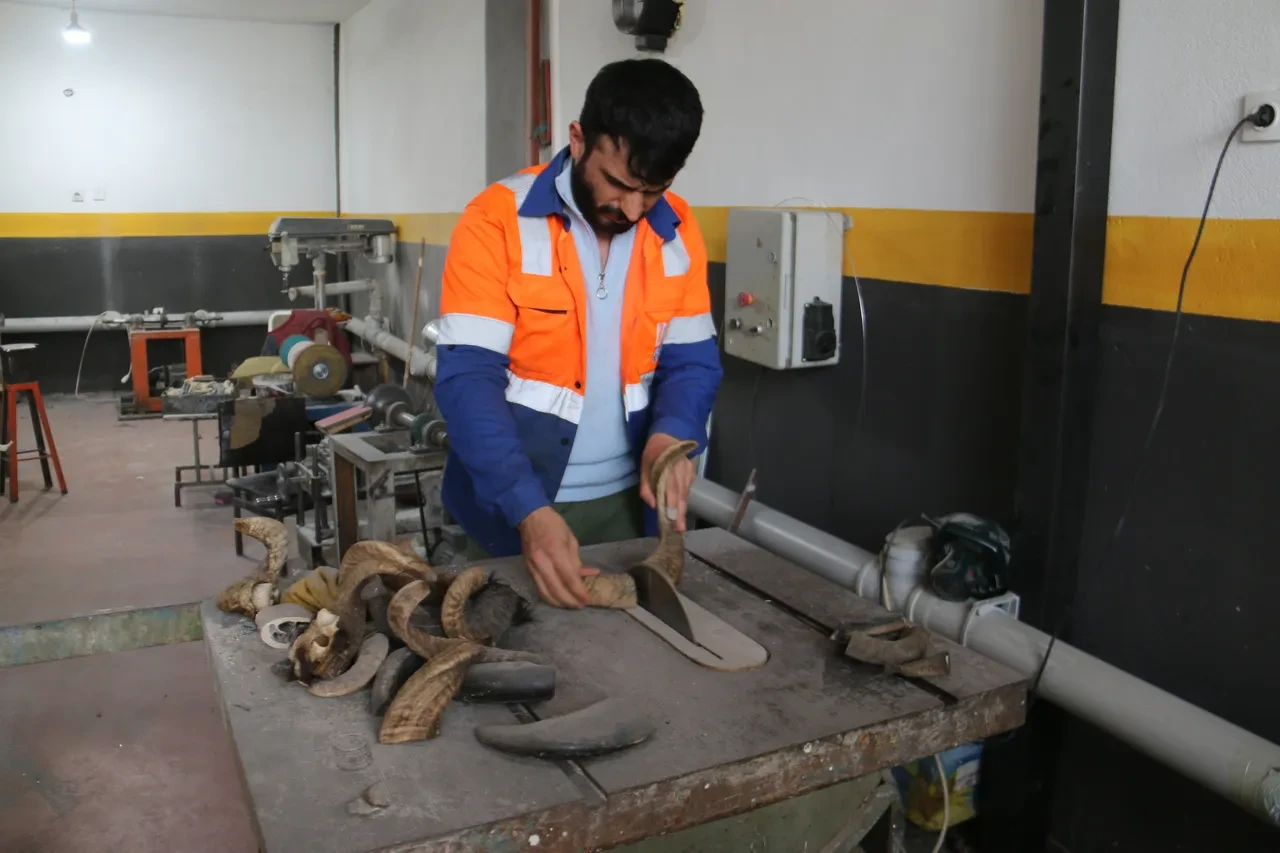 Diziden esinlendi, hayvan boynuzlarından üretti! Sınırlı sayıda, tanesi 35 bin TL'ye çıkıyor