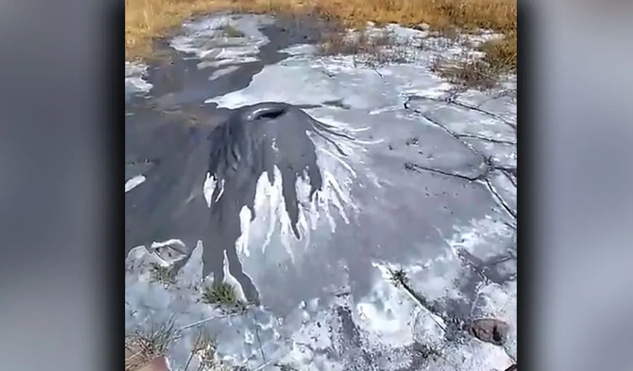 Dünyanın en küçük yanardağı: Adeta yer kabuğundaki küçük bir sivilce