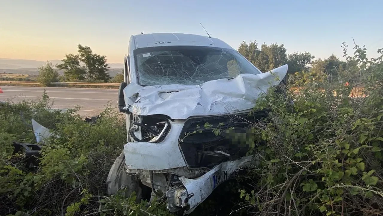 Feci kazada otomobil ikiye bölündü: Çok sayıda yaralı var!