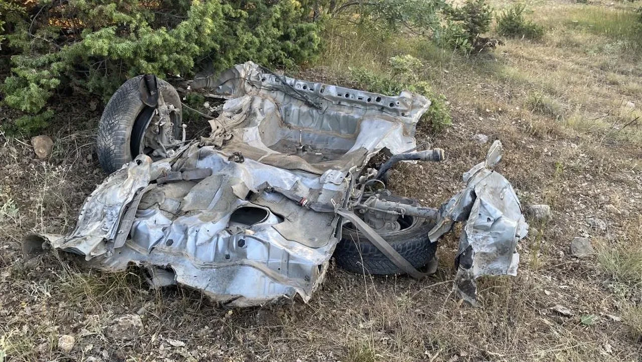 Feci kazada otomobil ikiye bölündü: Çok sayıda yaralı var!