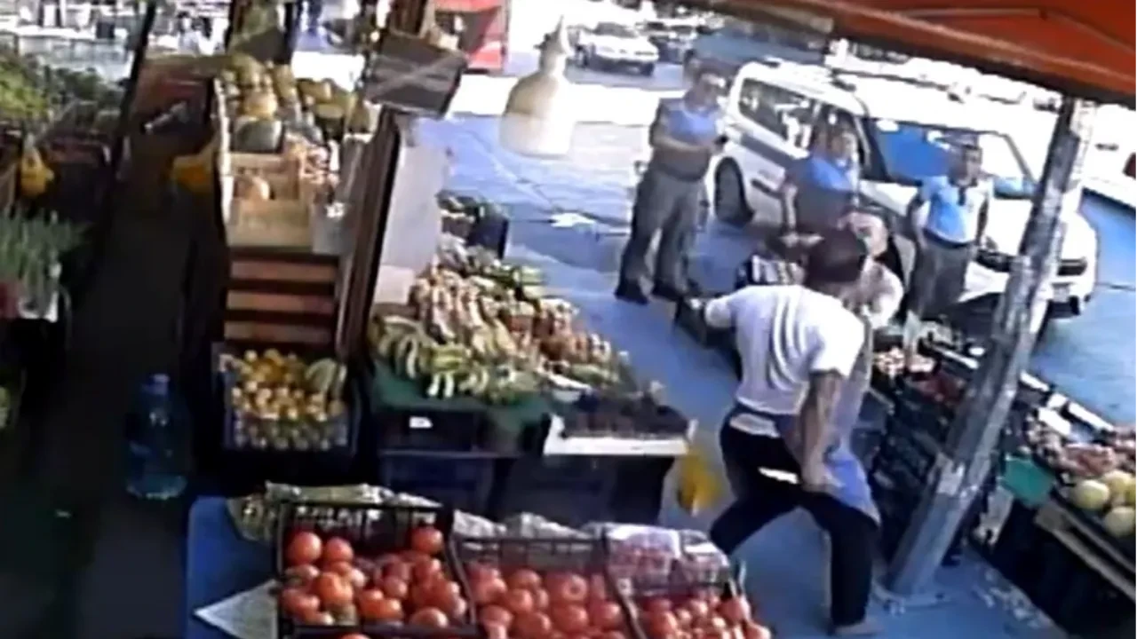 Market çalışanı zabıtaya bıçak salladı! Dehşet veren anlar kamerada