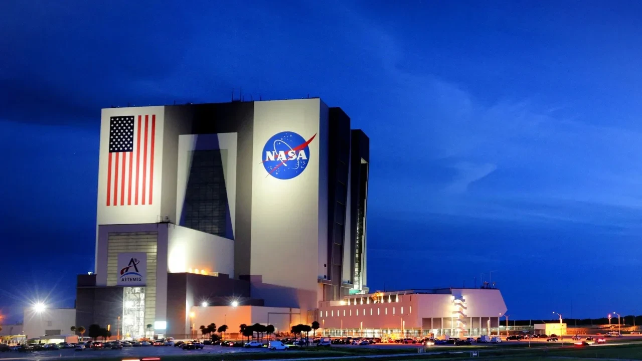 NASA 2 bin çalışanıyla yollarını ayırıyor: Ay ve Mars görevlerinin akıbeti merak ediliyor