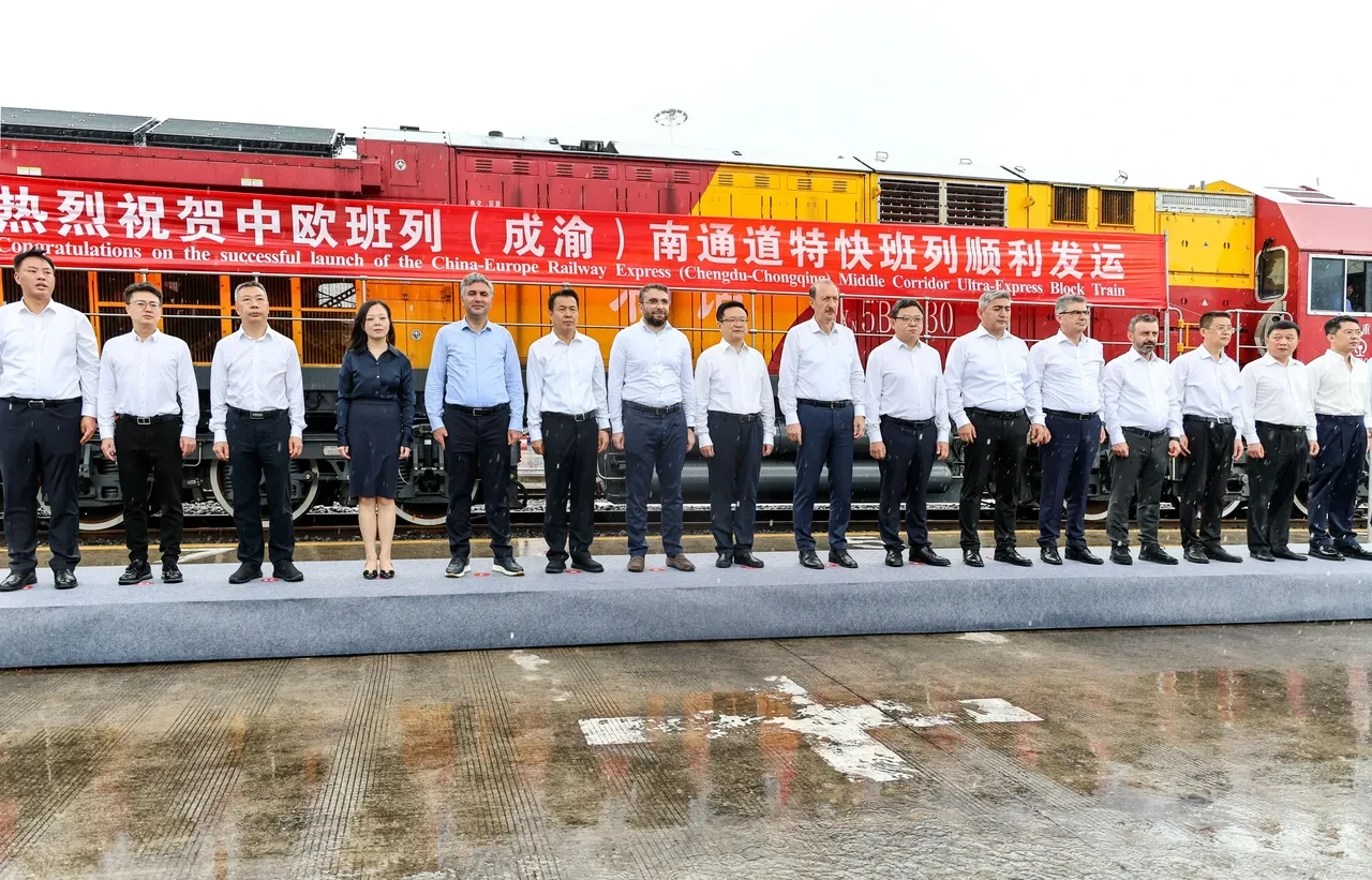 Pasifik Eurasia ve China Railway’in geçtiğimiz ay yaptıkları anlaşmanın ilk trenleri Chongqing ve Chengdu’dan yola çıktı