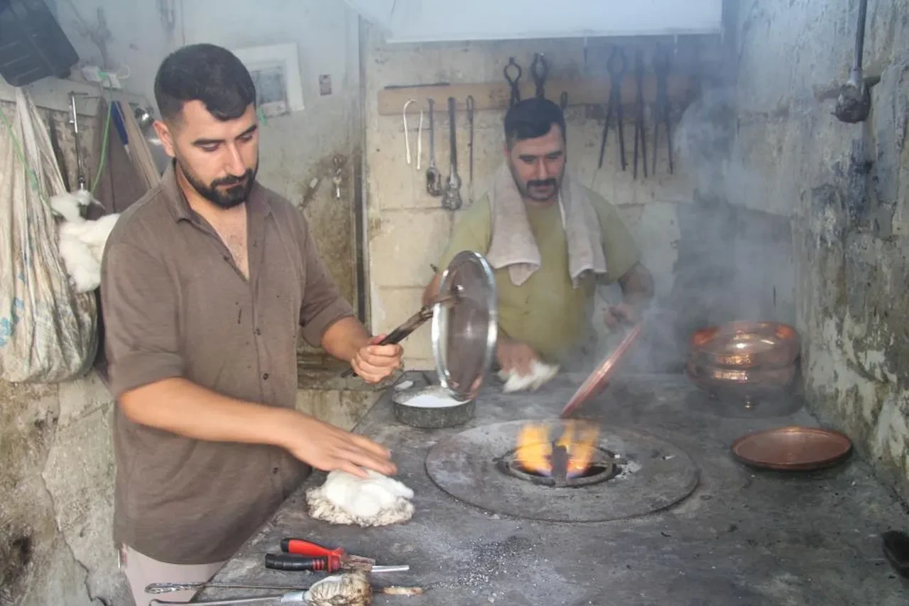 Sıcaklık 200 dereceyi buluyor! Yaz kış demeden zorlu mesai