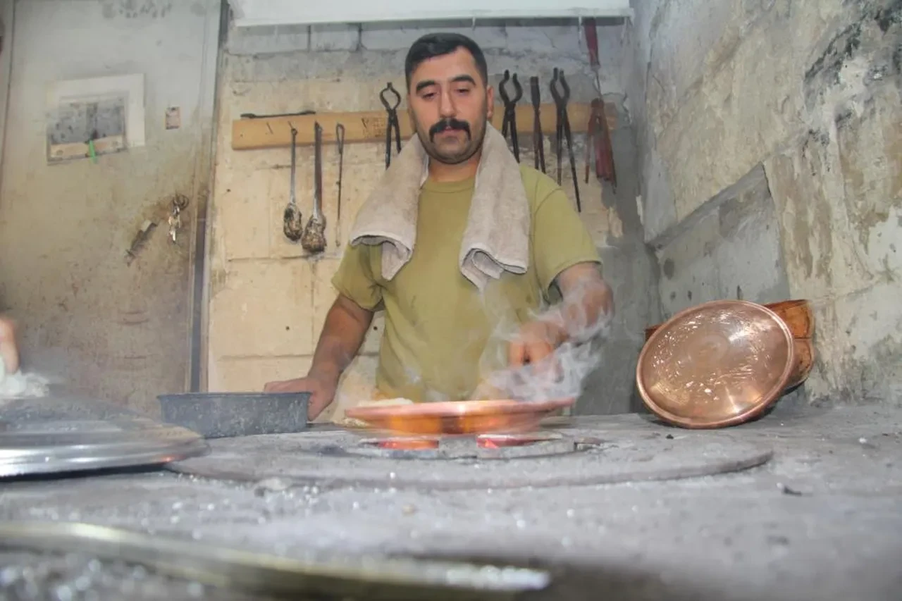 Sıcaklık 200 dereceyi buluyor! Yaz kış demeden zorlu mesai