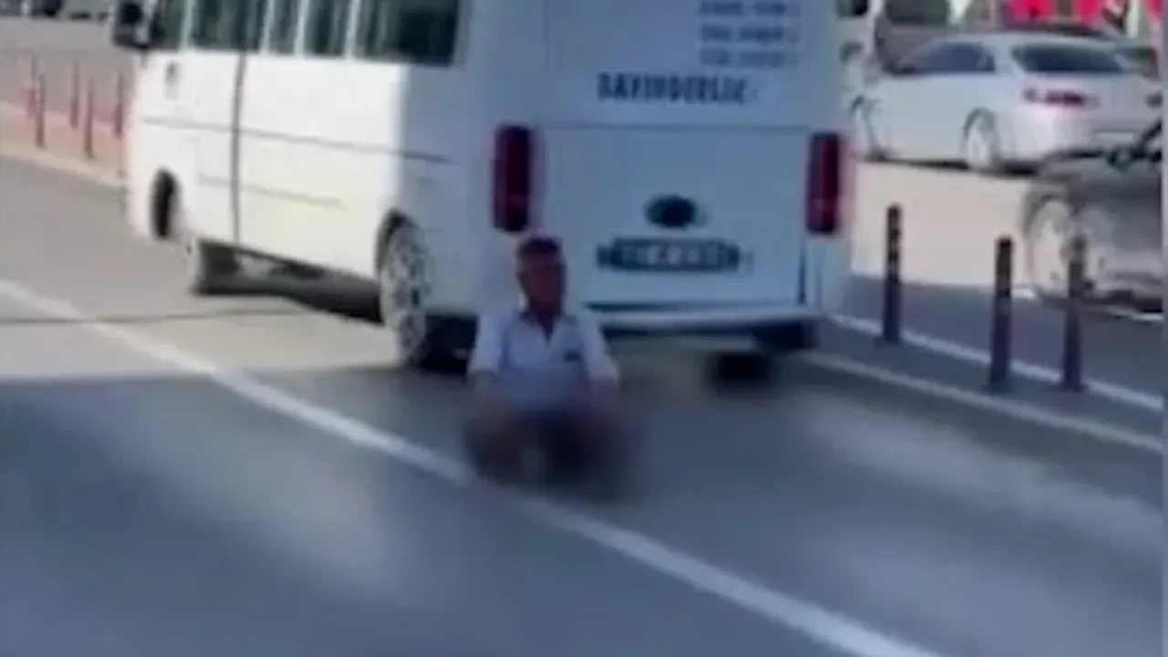 Trafikte şoke eden anlar! Yol ortasına oturdu, alkol içti