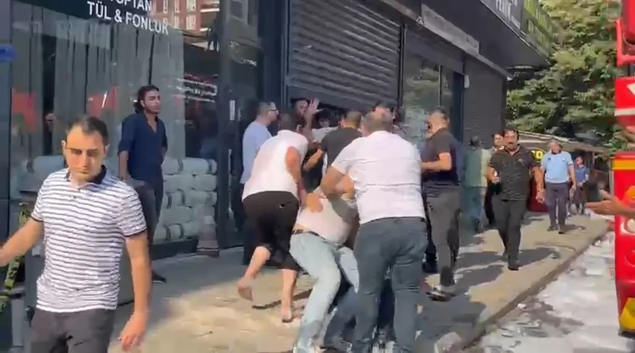 Yangını söndürmeye gelen itfaiye ekibine saldırdılar