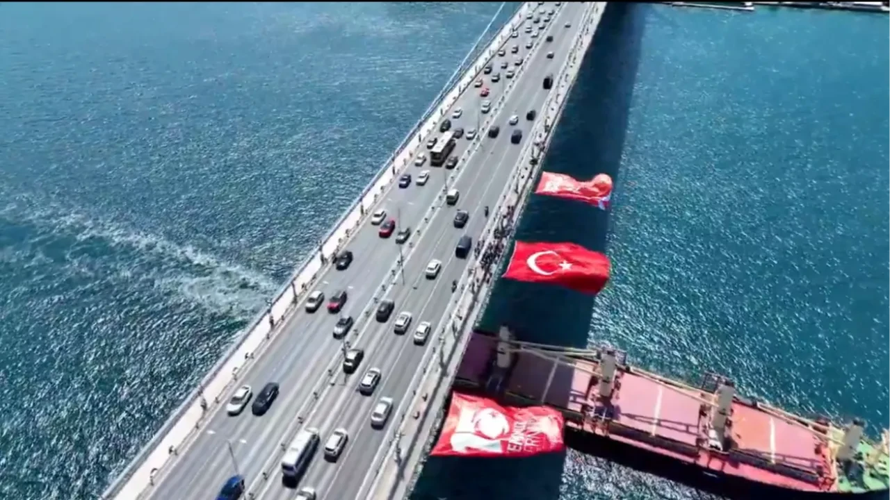 Bakan Uraloğlu'ndan 15 Temmuz mesajı! Köprüdeki ay-yıldızlı bayraklar destanın nişanesi
