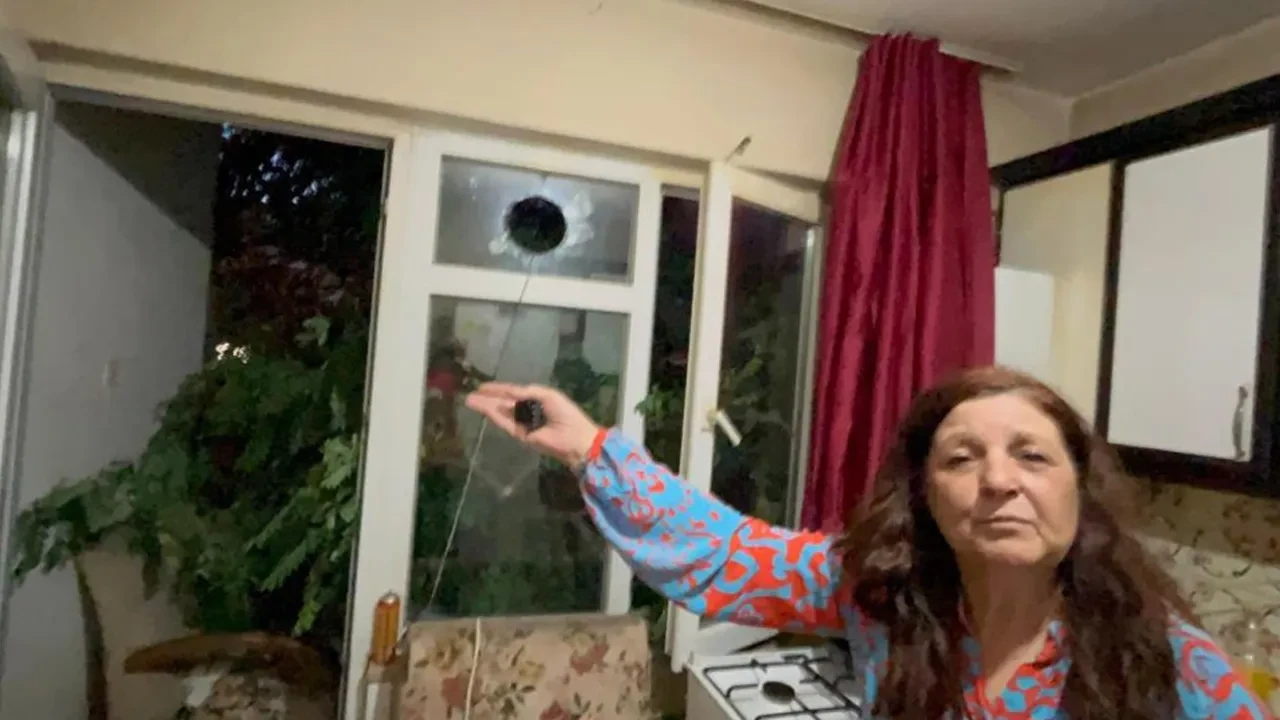 Balkonda kahve içerken üzerine ağaç devrildi