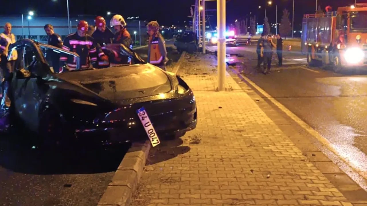 Direğe çarpan Tesla ikiye bölündü! 2 kişi feci şekilde hayatını kaybetti